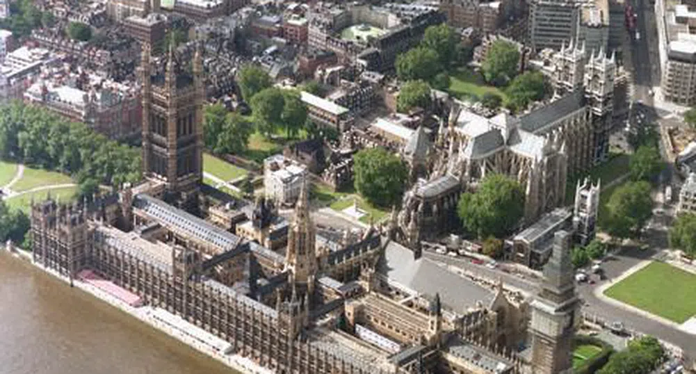 Какво се опитват да вкарат хората в британския парламент