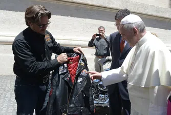 Папата продава мотор Harley Davidson на търг
