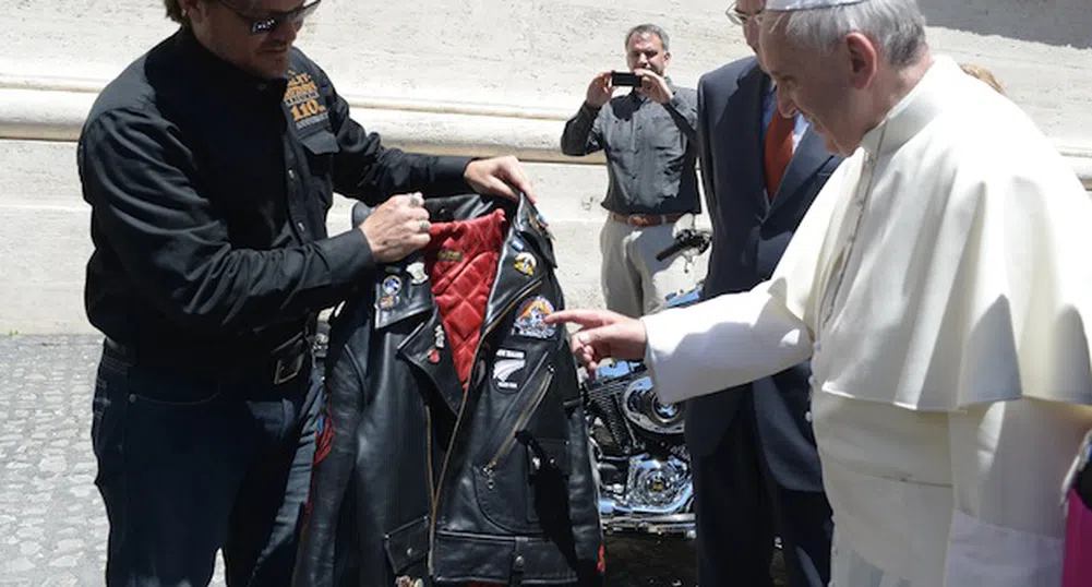 Папата продава мотор Harley Davidson на търг