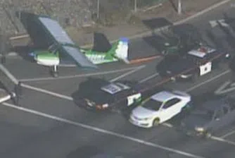 Самолет се приземи на улица в Калифорния