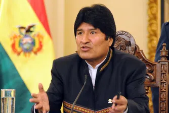 Президентът на Боливия накара подчинен да му върже обувките