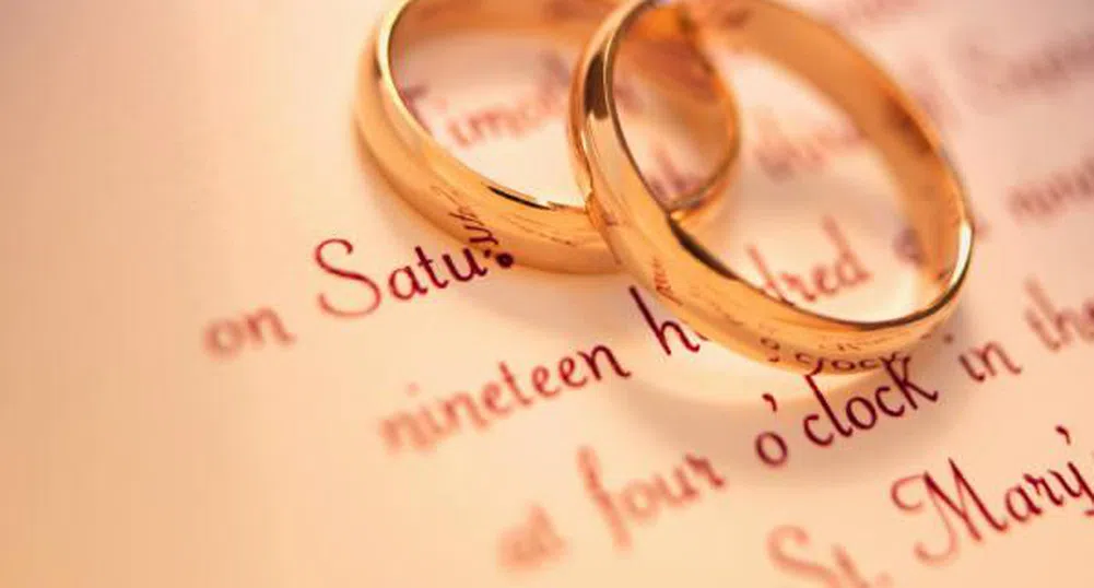 Двойка се венча по интернет заради отменени полети
