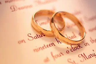 Двойка се венча по интернет заради отменени полети