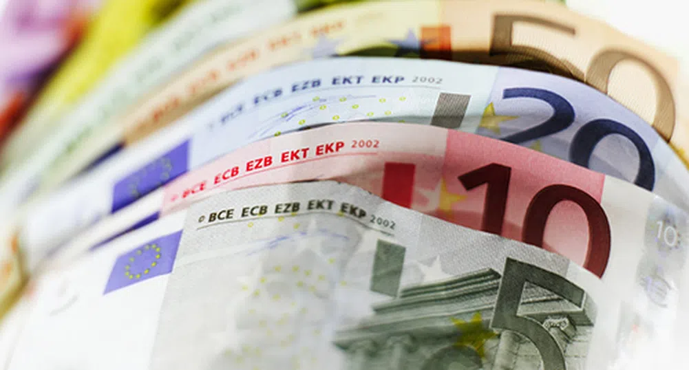 Еврото се насочва към първото си месечно повишение от октомври