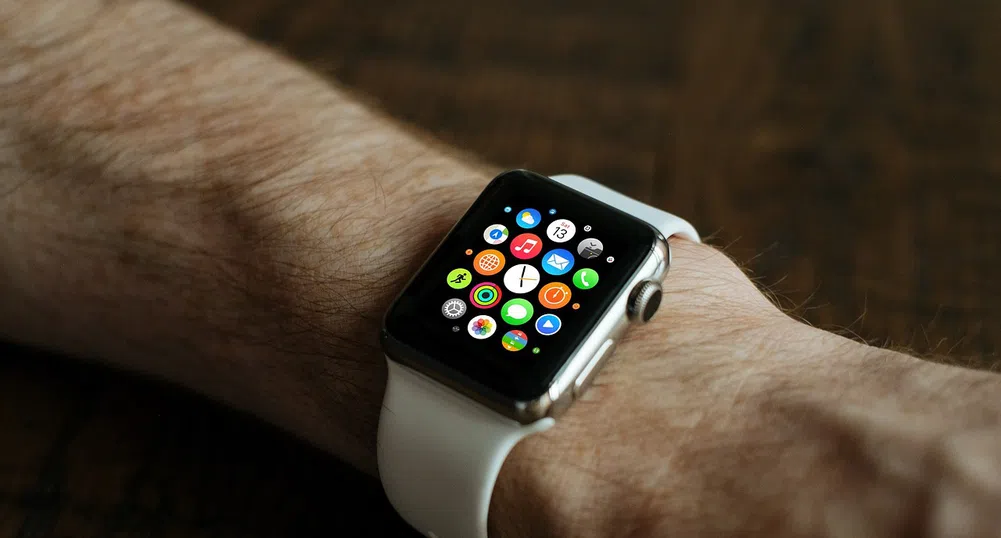 Забраняват носенето на Apple Watch от британски министри