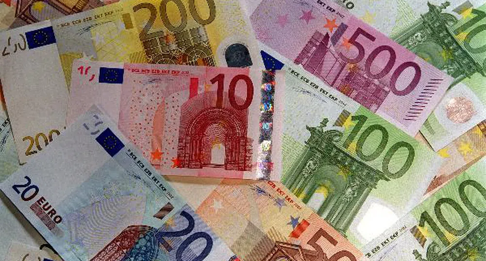 Еврото се насочва към първа седмична загуба