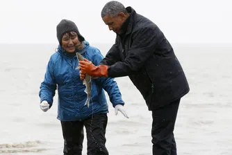 Сьомга хвърли хайвер върху обувките на Обама (видео)