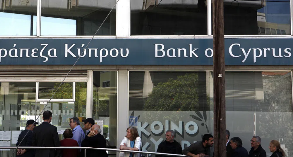 Опашки и въоръжена охрана съпътстваха отварянето на кипърските банки