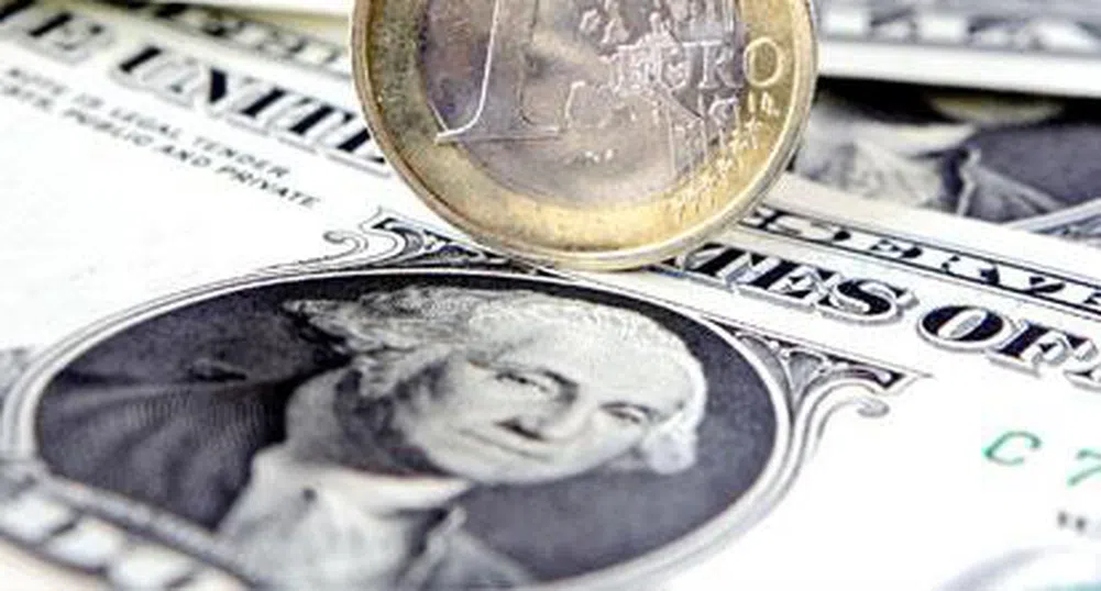 Доларът е в по-опасно положение от еврото