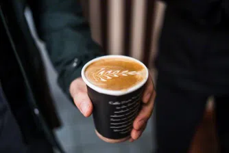 Опасно ли е да пием горещо кафе в пластмасова чаша?