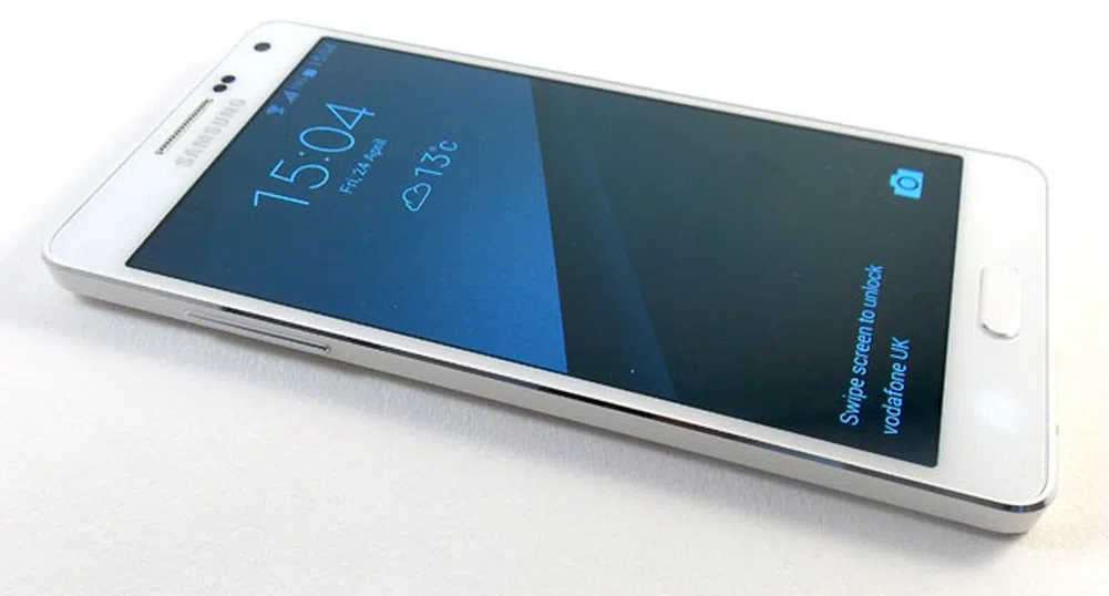 Делът на Samsung в продажбите на смартфони вече под 25%