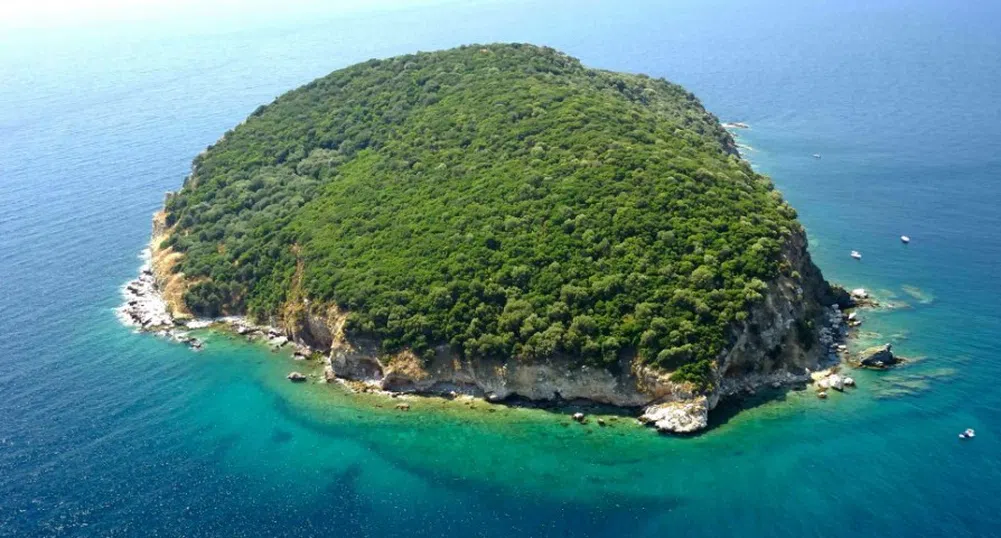 Как изглежда гръцки остров за продажба на 300 км от София?