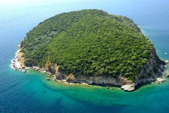 Как изглежда гръцки остров за продажба на 300 км от София?