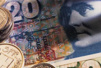Швейцарският франк се търгува близо до върха от 2011 г.