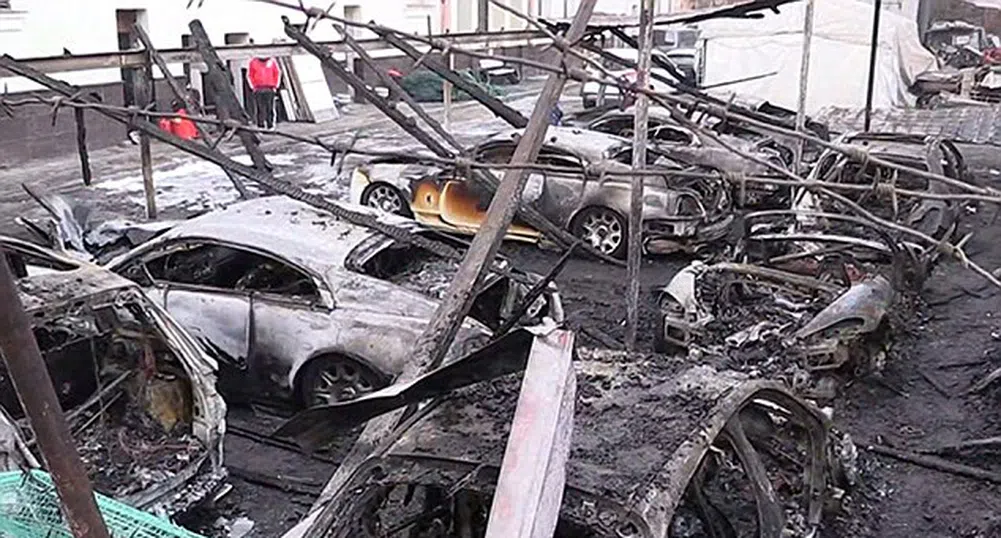 Луксозна колекция коли изгоря в Москва (видео)