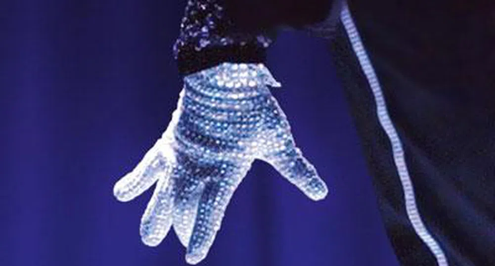 Продадоха ръкавица на Майкъл Джексън за 70 800 долара