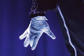 Продадоха ръкавица на Майкъл Джексън за 70 800 долара