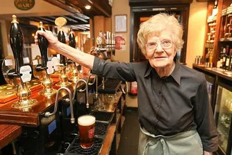 Най-възрастната барманка в света е на 99 години