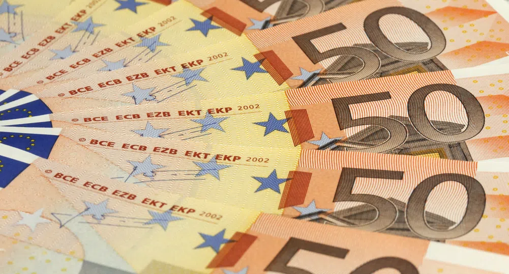Силно понижение на лихвите по испанския дълг оскъпиха еврото