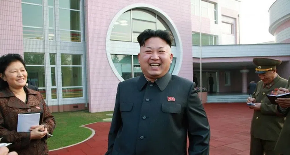Ким Чен Ун разгледа подозрително празно сиропиталище