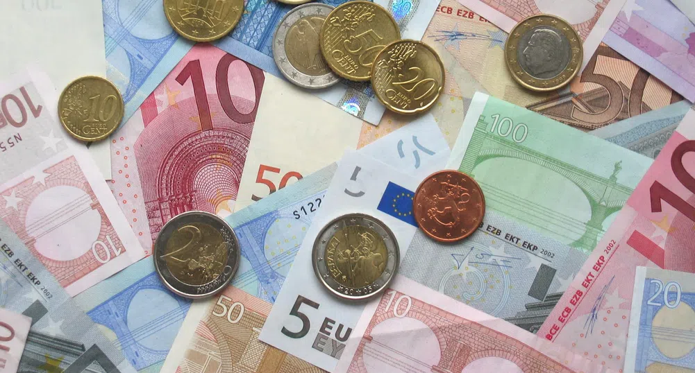 Еврото започва седмицата със сериозни загуби