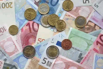 Еврото започва седмицата със сериозни загуби