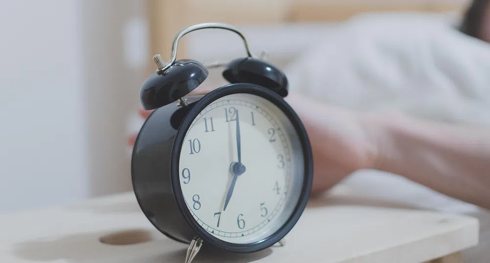 Защо копчето на будилника прави по-трудно събуждането