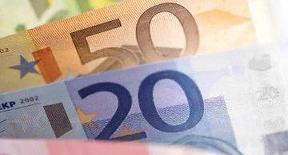Еврото остава да консолидира в подножието на върха