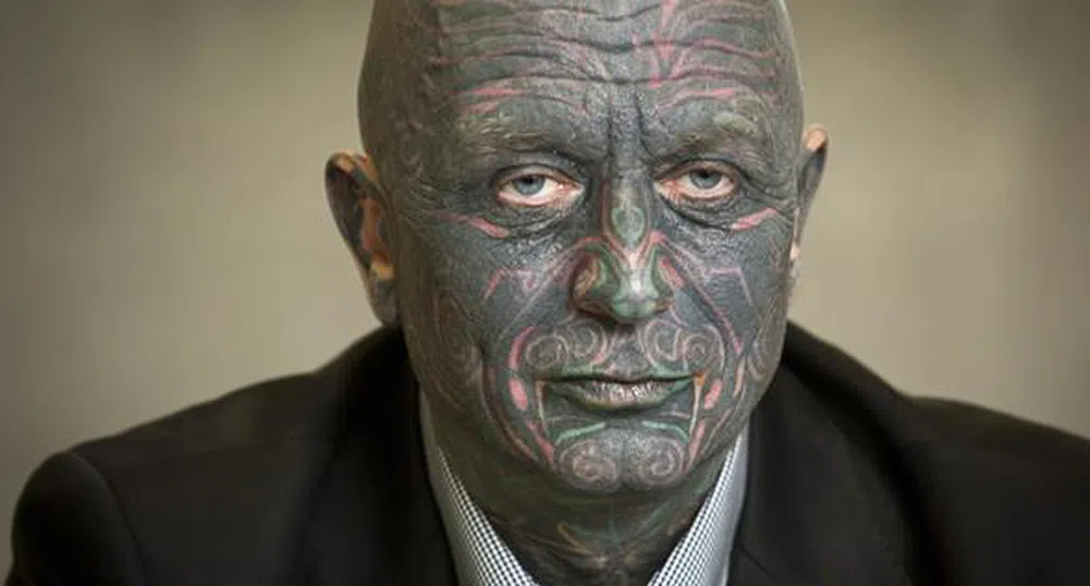 Силно татуиран кандидат е трети в надпреварата за президент на Чехия