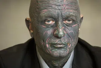 Силно татуиран кандидат е трети в надпреварата за президент на Чехия