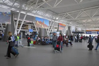 Снегът срути козирката на летище Пловдив