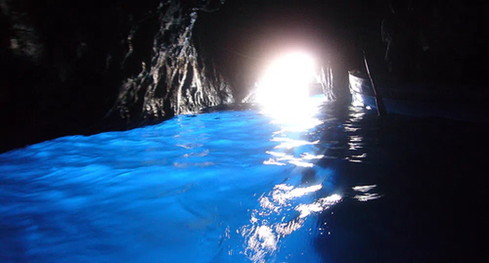 Омагьосващата Синя пещера