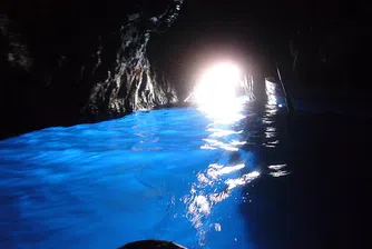 Омагьосващата Синя пещера