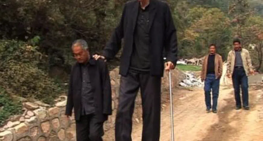 Най-високият мъж в света спрял да расте преди година