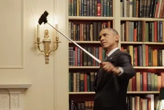Барак Обама си прави селфита и се плези на огледалото (видео)