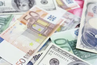 Доларът запазва скромното си повишение от вчера