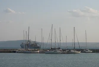 Събарят незаконно яхтено пристанище на Баневи