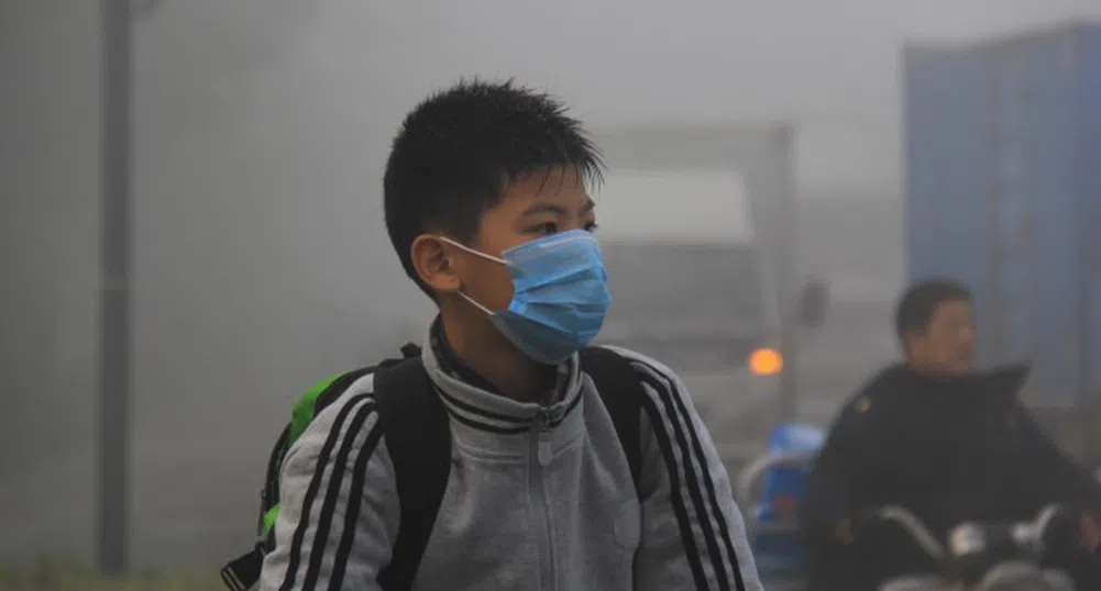 Десет китайски града с червен код заради смог
