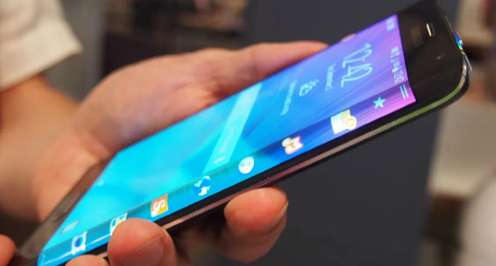 Samsung представя смартфон с три заоблени края?