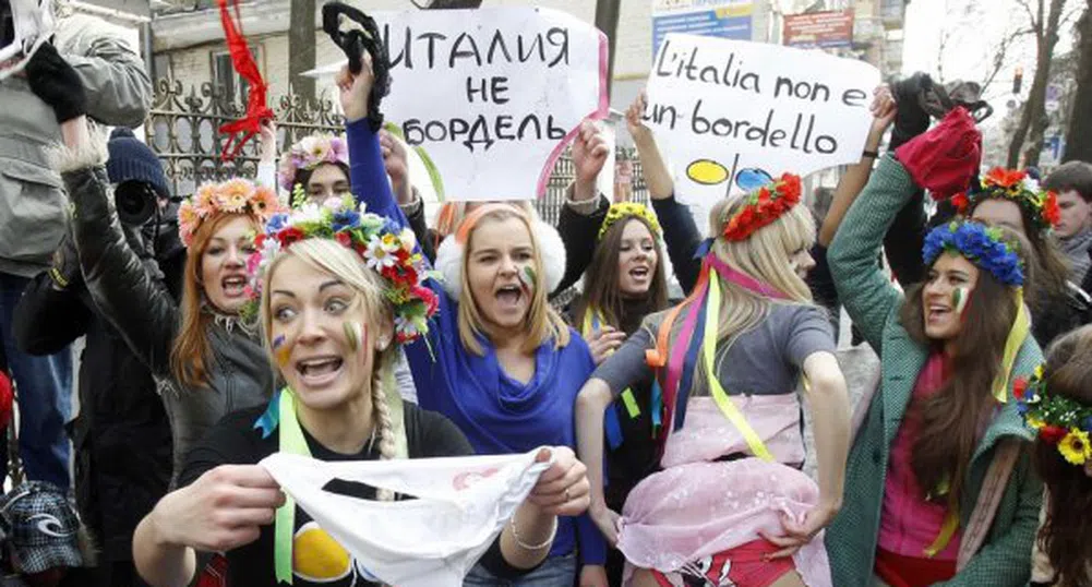Гол протест на жени в Давос