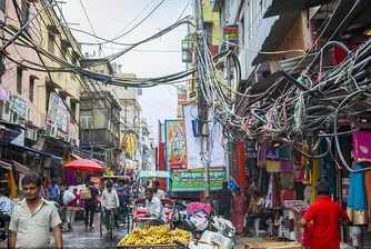 Стряскащи снимки на електрически кабели по улиците в Индия