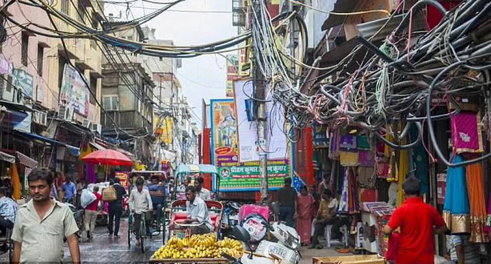 Стряскащи снимки на електрически кабели по улиците в Индия