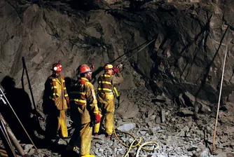 Все още издирват двамата затрупани миньори в Ораново