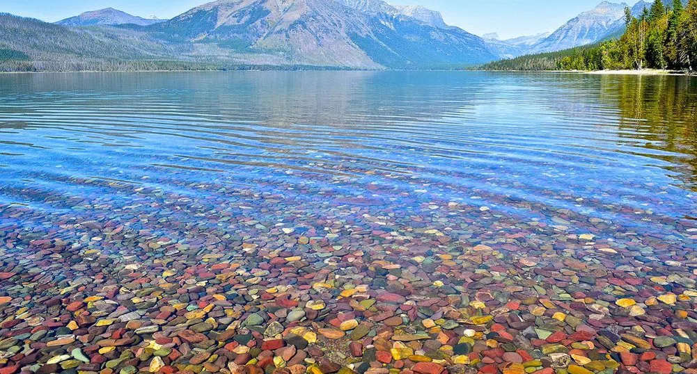 Пъстроцветното езеро Макдоналд