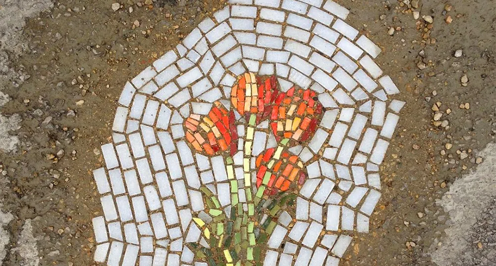 Художник запълва улични дупки с красиви мозайки