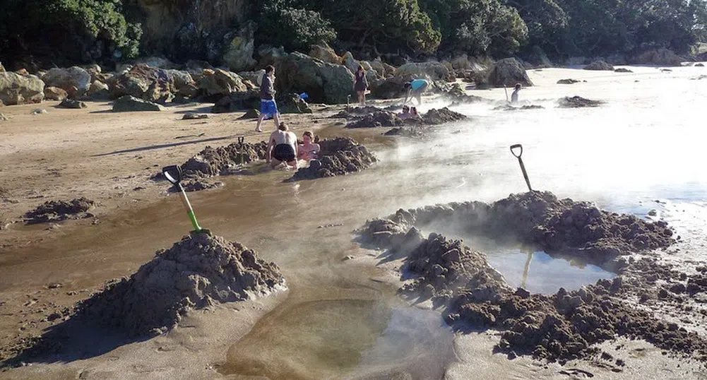 Плажът, от чийто пясък извира гореща вода