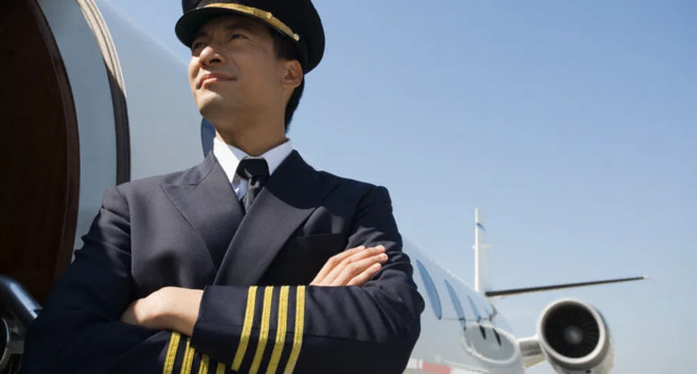 Шапки на главите само на мъжете пилоти в Lufthansa