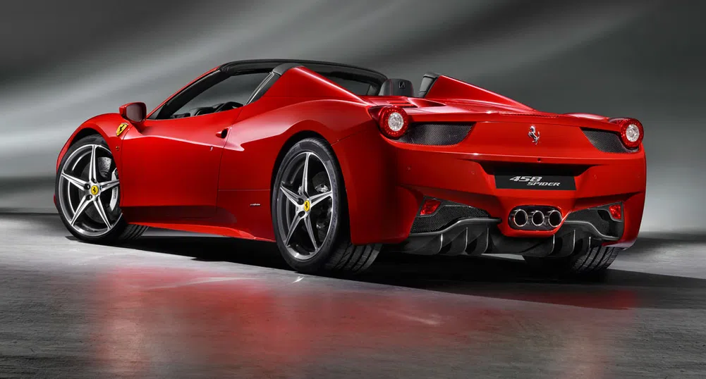 Мъж потроши Ferrari часове, след като го изкара от шоурума (видео)