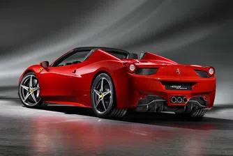 Мъж потроши Ferrari часове, след като го изкара от шоурума (видео)