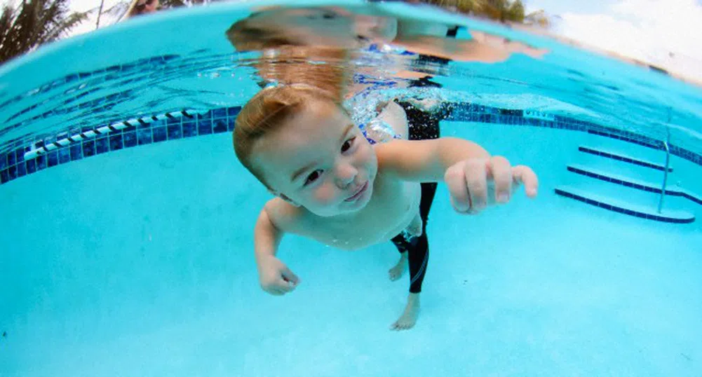 Закърбърг сподели снимка от първото плуване на Макс